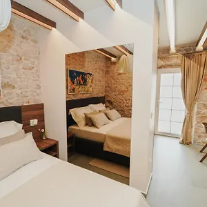 Harbour Deluxe Apartment